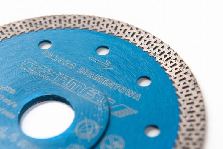ENPRO Terraco 125 mm – zbliżenie od góry pod kątem, ostrość na segment tarczy, zdjęcie profesjonalne