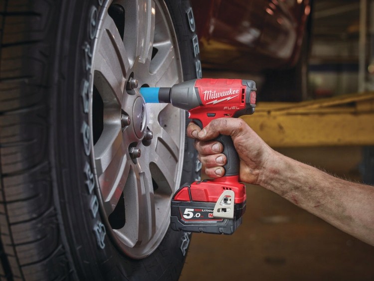 nasadki udarowe milwaukee impact duty z osłonami kolorowymi podczas pracy