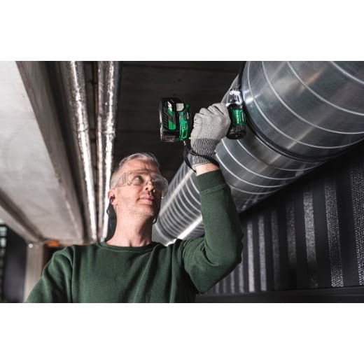 Hikoki WH36DC zakrętarka udarowa 36V podczas pracy, dokręcanie uchwytu instalacji