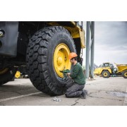 Hikoki WR36DF klucz udarowy 3/4 cala 36V widok ogólny, dokręcanie/odkręcanie koła maszyny