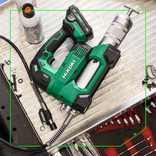 Hikoki AL18DA WPZ – smarownica akumulatorowa 18V, widok z góry na wózku narzędziowym