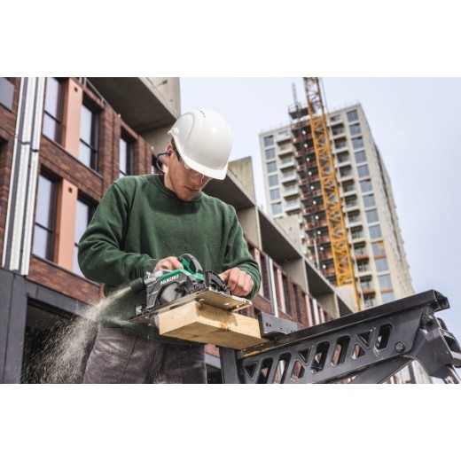 hikoki-c1806dumw2z-pilarka-tarczowa-18v-ciecie-drewna-na-budowie-kask