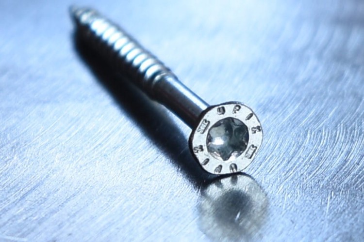 wkręt HECO-UFIX MDF podczas wkręcania w materiał