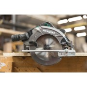 Pilarka Hikoki C1807DAW4Z w trakcie pracy na stole roboczym