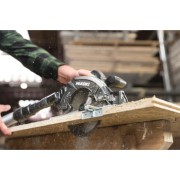 Cięcie drewna pilarką tarczową Hikoki 18V widok boczny