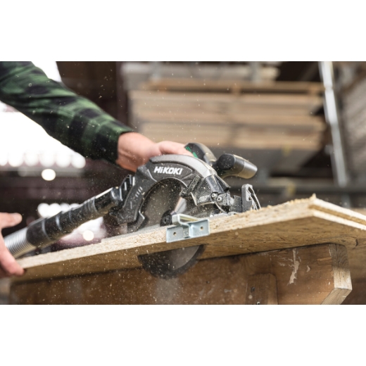 Cięcie drewna pilarką tarczową Hikoki 18V widok boczny