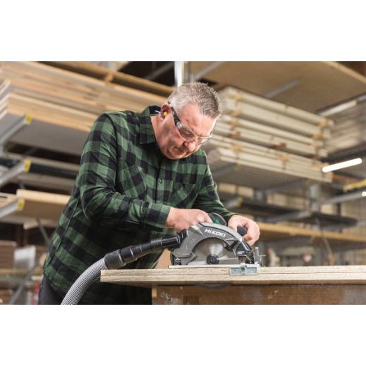 Operator pracujący pilarką tarczową Hikoki w warsztacie