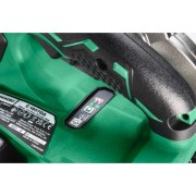 Panel sterowania pilarki Hikoki z trybami pracy i wskaźnikiem