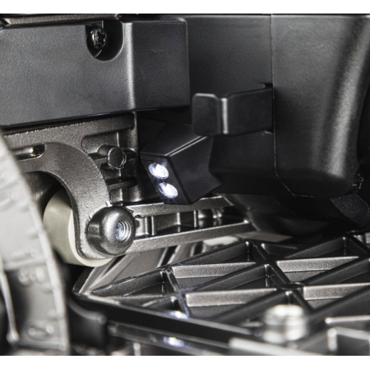 Oświetlenie LED pilarki Hikoki do precyzyjnego prowadzenia cięcia