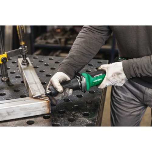 szlifierka trzpieniowa hikoki gp18daw5z podczas pracy metal