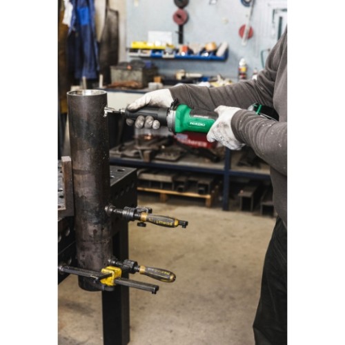 szlifierka trzpieniowa hikoki 6mm podczas pracy przy spawach