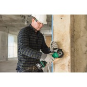 szlifierka 36V HiKOKI G3613DF podczas cięcia betonu