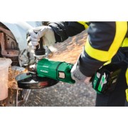 szlifierka akumulatorowa hikoki 230 mm podczas cięcia materiału