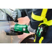 szlifierka akumulatorowa hikoki 230 mm podczas cięcia ujecie boczne zbilzenie