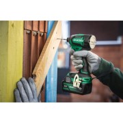 zakrętarka udarowa hikoki wh18dew2z podczas wkręcania w drewno konstrukcyjne