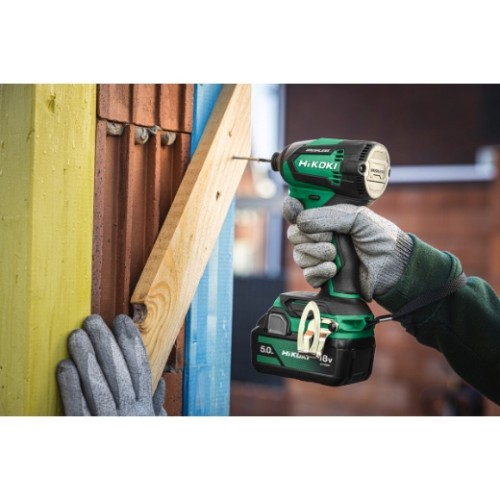 zakrętarka udarowa hikoki wh18dew2z podczas wkręcania w drewno konstrukcyjne