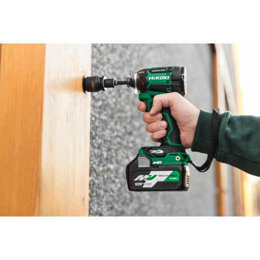zakrętarka udarowa hikoki wh36dcw4z podczas pracy w drewnie