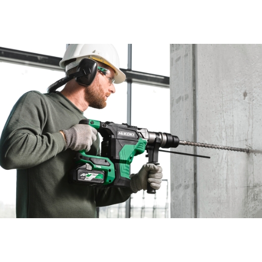 mlotowiertarka hikoki sds max wiercenie w scianie betonowej operator w kasku