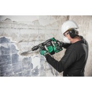 operator usuwa plytki ze sciany mlotem wyburzeniowym hikoki sds max