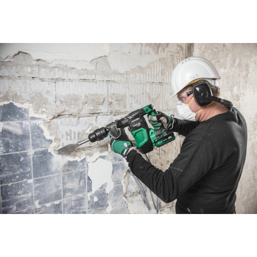 operator usuwa plytki ze sciany mlotem wyburzeniowym hikoki sds max