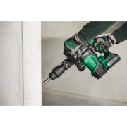 mlot wyburzeniowy hikoki kucie w scianie zblizenie podczas pracy