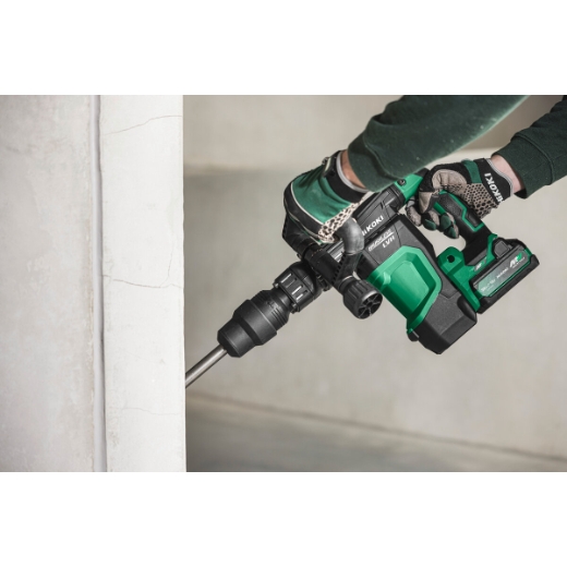 mlot wyburzeniowy hikoki kucie w scianie zblizenie podczas pracy