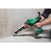 wyciskacz do silikonu hikoki 600 ml podczas aplikacji na podłodze