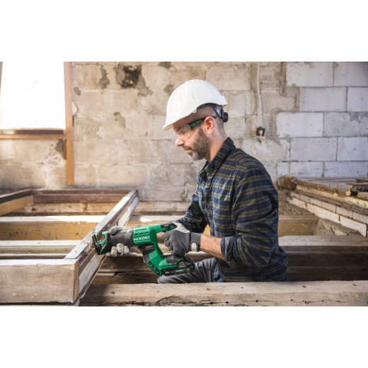 piła Hikoki CR18DMAW2Z praca jedną ręką w terenie