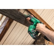 piła szablasta Hikoki praca nad głową w konstrukcji drewnianej