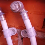 Uchwyt pojedynczy FP 20mm zastosowanie w instalacjach sanitarnych