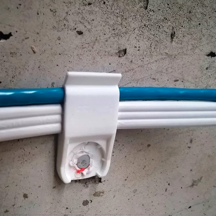 Mocowanie przewodów elektrycznych bez wiercenia do betonu