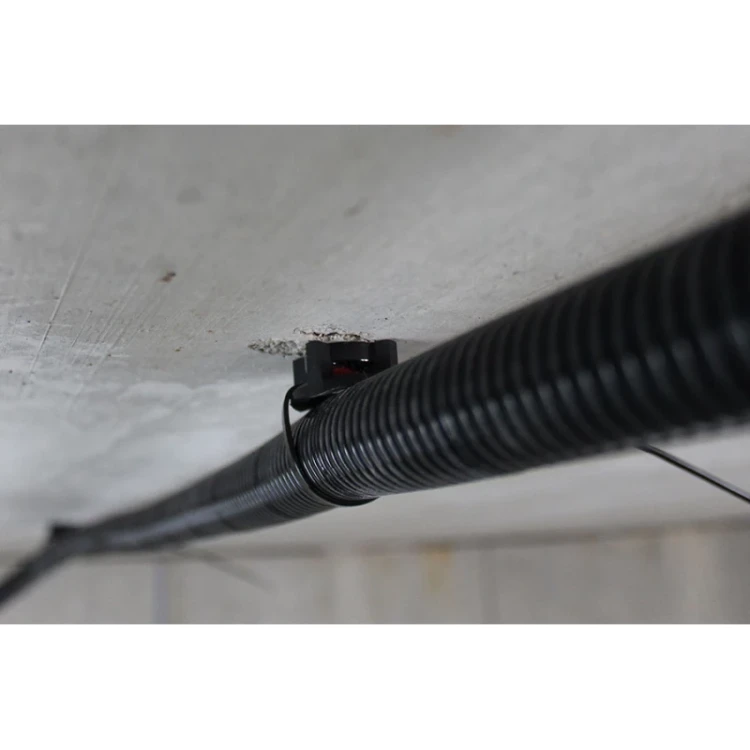 Uchwyt TBB szary zamocowany do stropu betonowego z peszlem instalacyjnym