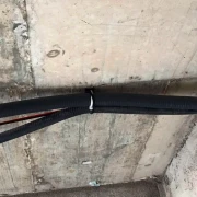Mocowanie peszla instalacyjnego za pomocą uchwytu TBB i opaski kablowej
