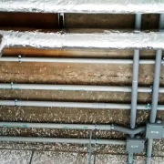 Uchwyt gwintowany ATR M6 zastosowany do mocowania obejmy instalacyjnej