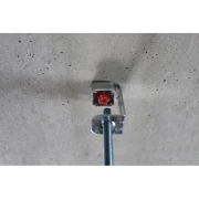 Uchwyt ATV M6 zamontowany do stropu betonowego za pomocą osadzaka
