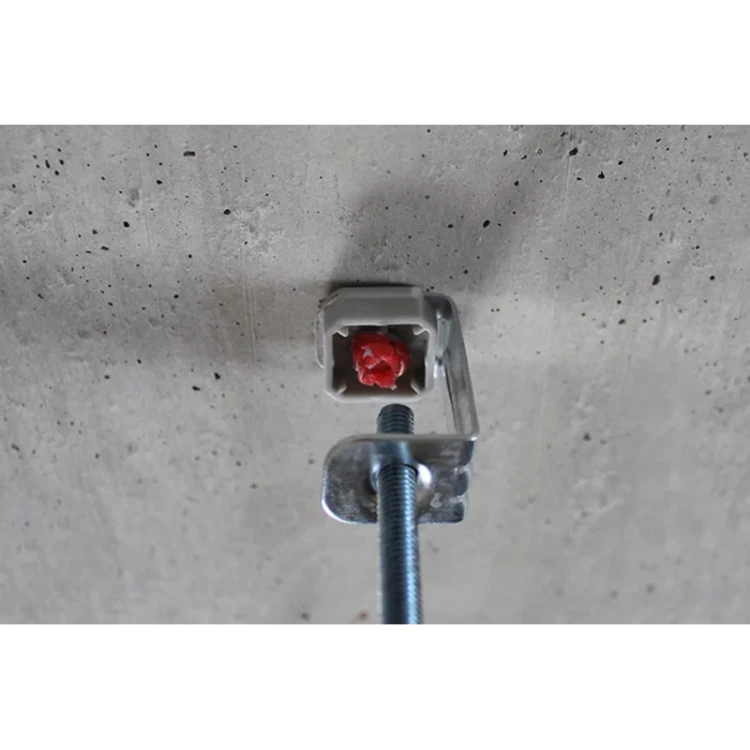 Uchwyt pod pręt gwintowany M6 ATV zamocowany w stropie betonowym
