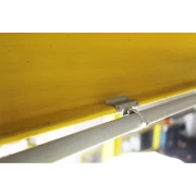 Klips CBR CELO zamontowany pod belką stalową do podwieszania instalacji