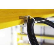 Mocowanie peszla instalacyjnego przy użyciu uchwytu CMV