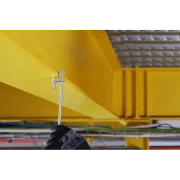 Zacisk PMV M12 zamontowany na profilu stalowym
