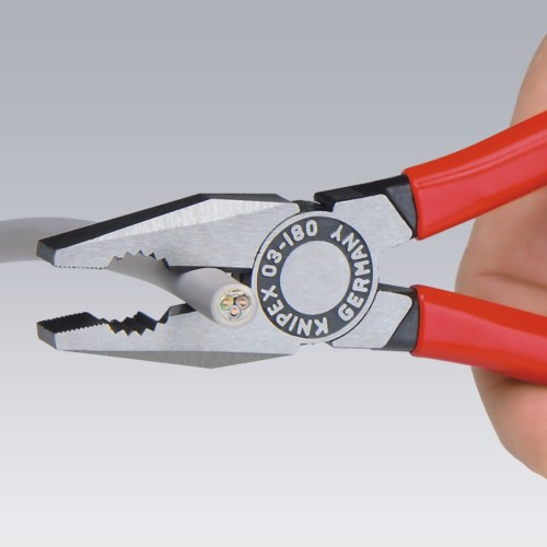 Szczypce uniwersalne (kombinerki) Knipex 03 01 180 mm PCW podczas pracy
