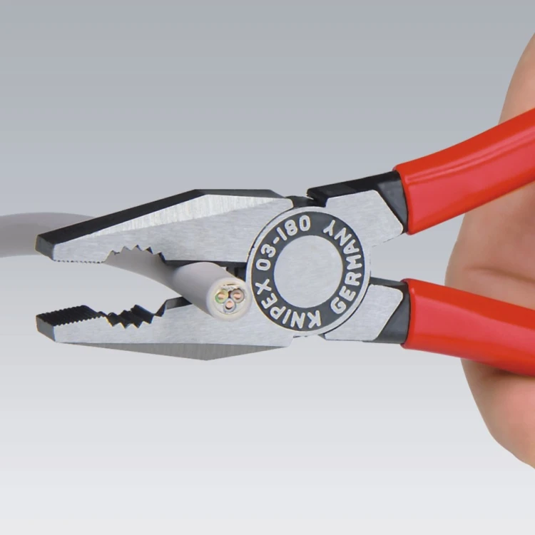 Szczypce uniwersalne (kombinerki) Knipex 03 01 180 mm PCW podczas pracy