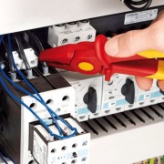 Szczypce nieprzewodzące VDE Knipex 98 62 01 podczas pracy w szafie sterowniczej
