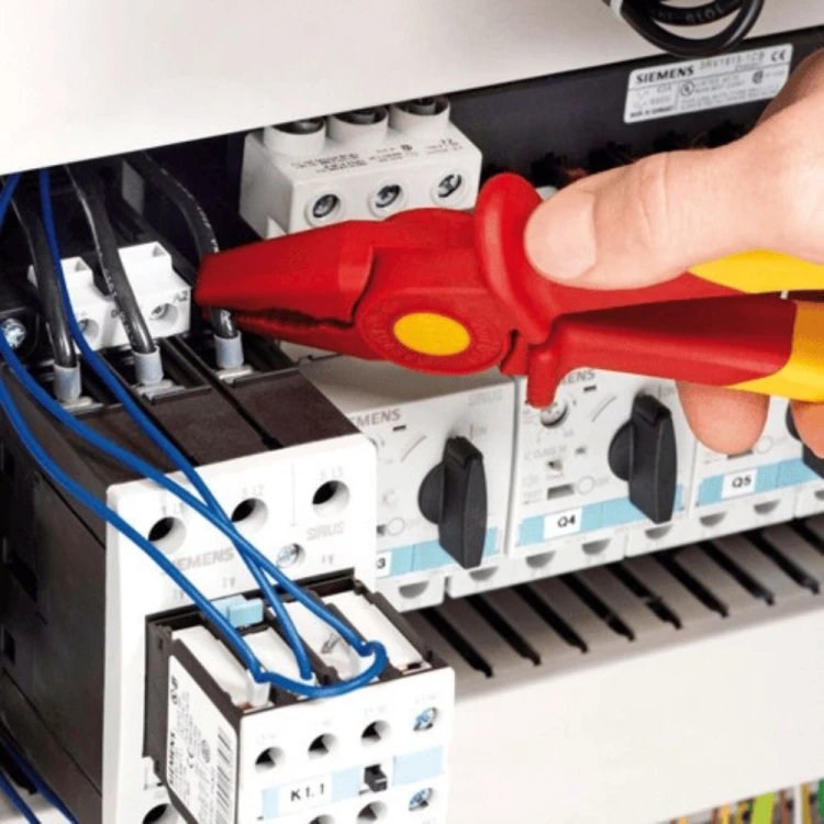 Szczypce nieprzewodzące VDE Knipex 98 62 01 podczas pracy w szafie sterowniczej