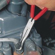 Szczypce Knipex 38 91 200 podczas zdejmowania osłony świecy zapłonowej
