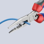 Szczypce wielofunkcyjne Knipex 13 02 160 podczas obróbki przewodu elektrycznego
