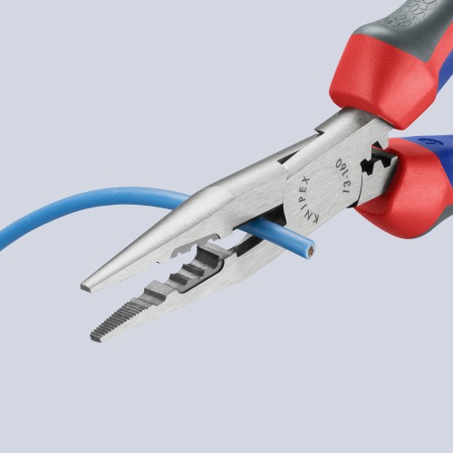 Szczypce wielofunkcyjne Knipex 13 02 160 podczas obróbki przewodu elektrycznego