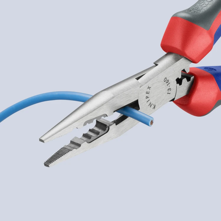 Szczypce wielofunkcyjne Knipex 13 02 160 podczas obróbki przewodu elektrycznego