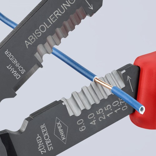 Szczypce Knipex 97 21 215 B podczas zdejmowania izolacji z przewodu