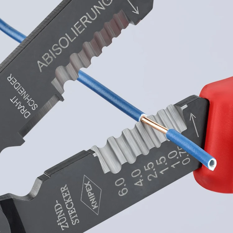 Szczypce Knipex 97 21 215 B podczas zdejmowania izolacji z przewodu
