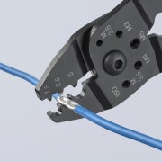 Zaciskanie izolowanej złączki kablowej szczypcami Knipex 97 21 215 B